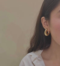 sandy hoops gold plated front on dummy